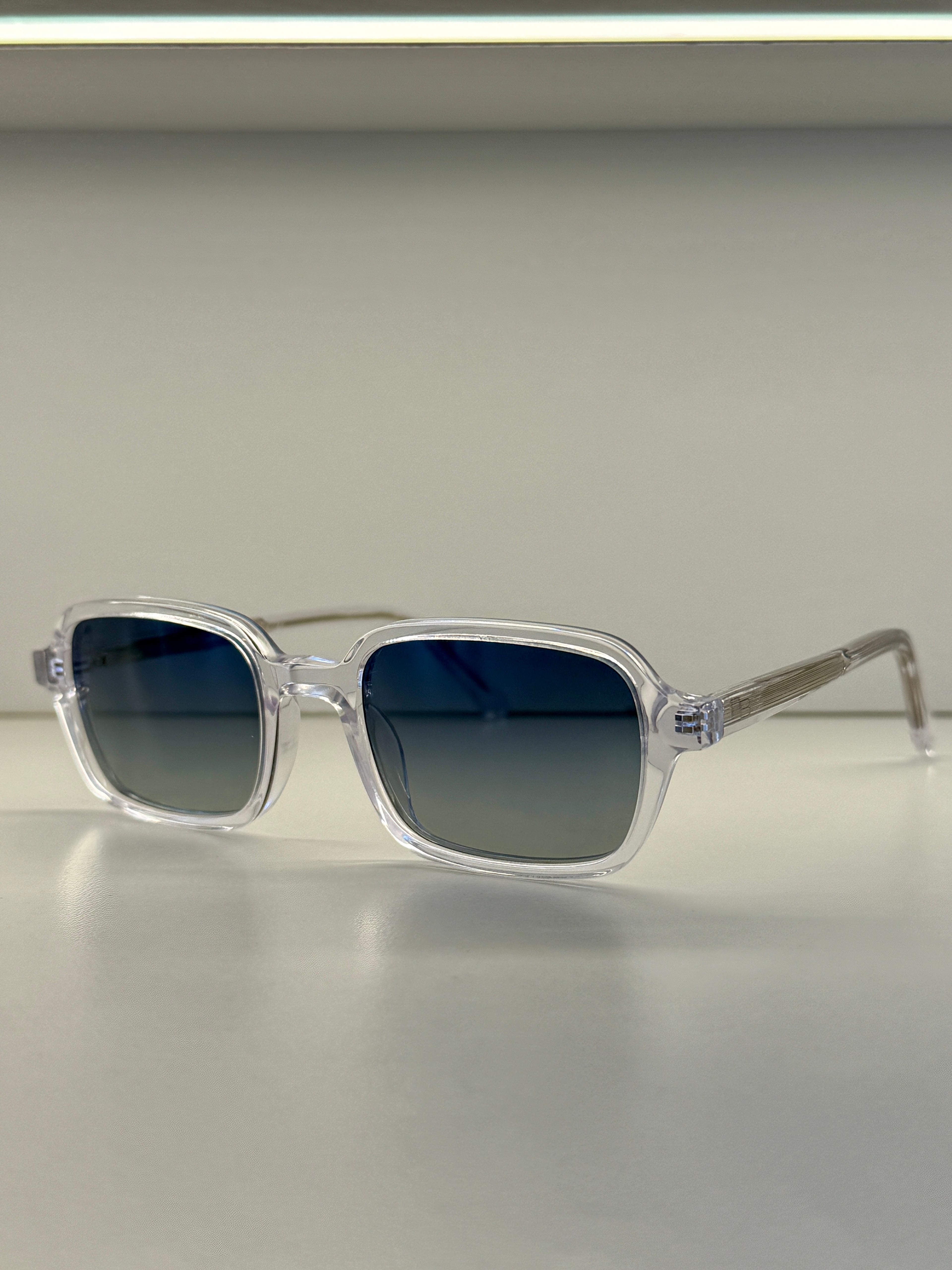 Transparent blue MT003